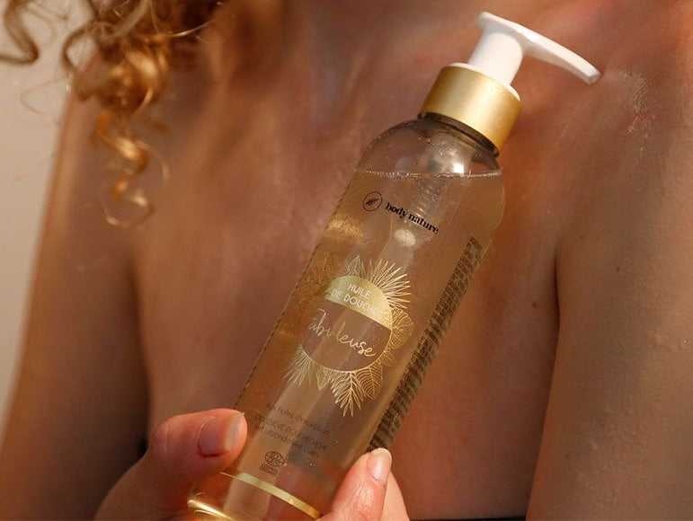 l'huile sèche body nature sur le corps d'une femme