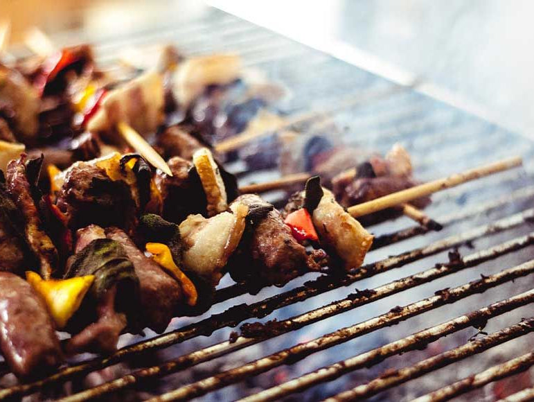 des brochettes sur un barbecue