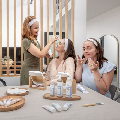 Trois femmes utilisent et testent nos produits Body Nature lors d'une réunion