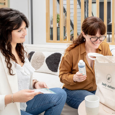 La cliente reçoit son cadeau de bienvenue