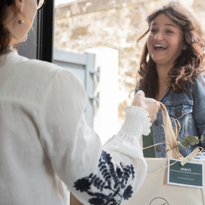 Une Conseillère livre le cadeau de fidélité à sa cliente