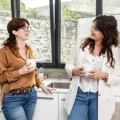 Deux femmes discutent