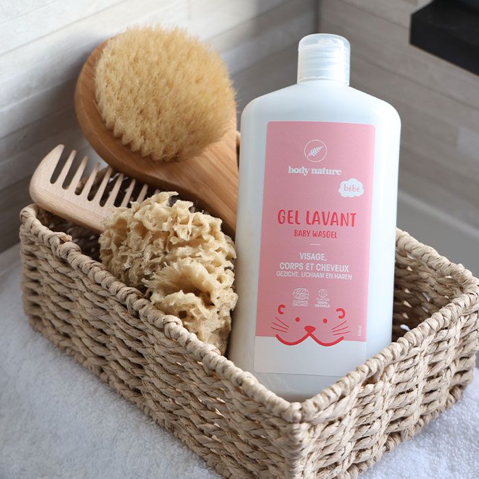 Flacon du Gel lavant pour la peau et cheveux de bébé