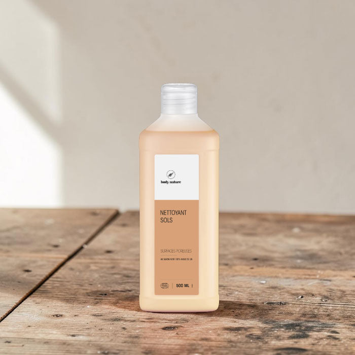 Nettoyant sols sur une table en bois.