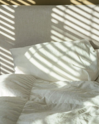 Lit avec drap blanc