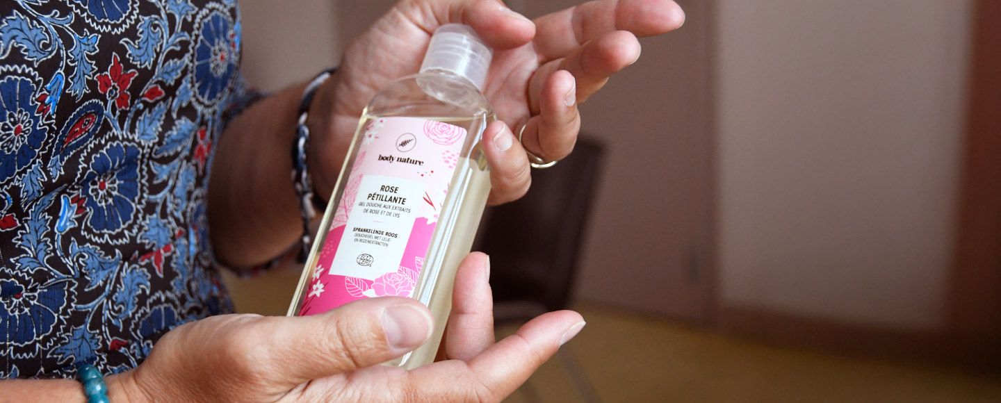 Le gel douche pétillant dans les mains d'une femme