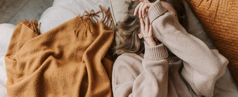 Jeune femme alongé sur son canapé