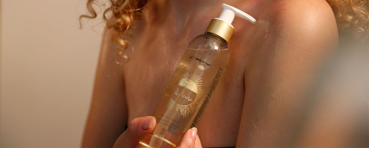 l'huile sèche body nature sur le corps d'une femme