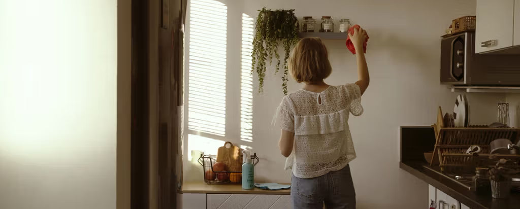 Une femme qui nettoie sa cuisine