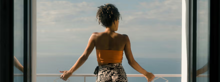 Femme devant son balcon