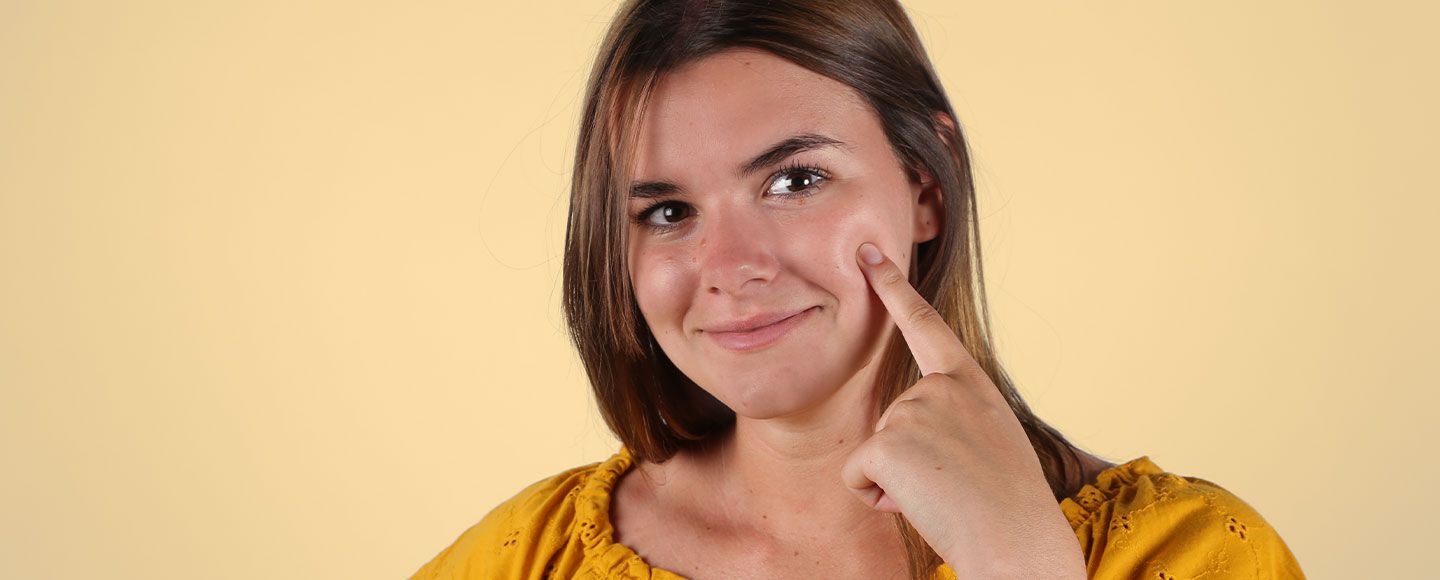 Une femme habillé en jaune sur une fond jaune