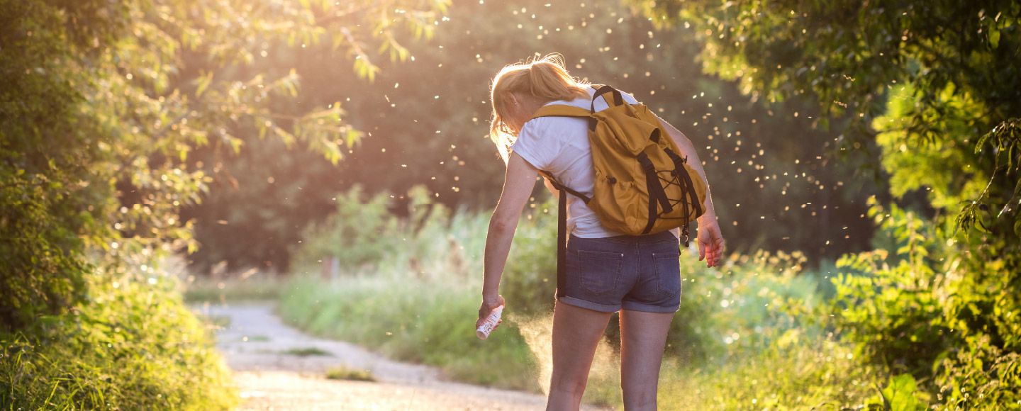 Une femme faisant de la randonnée dans un chemin
