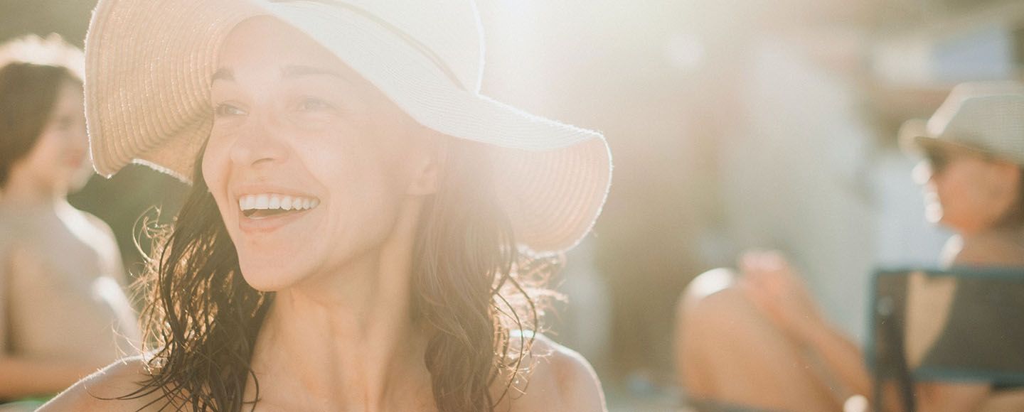 des femmes au soleil qui rigole