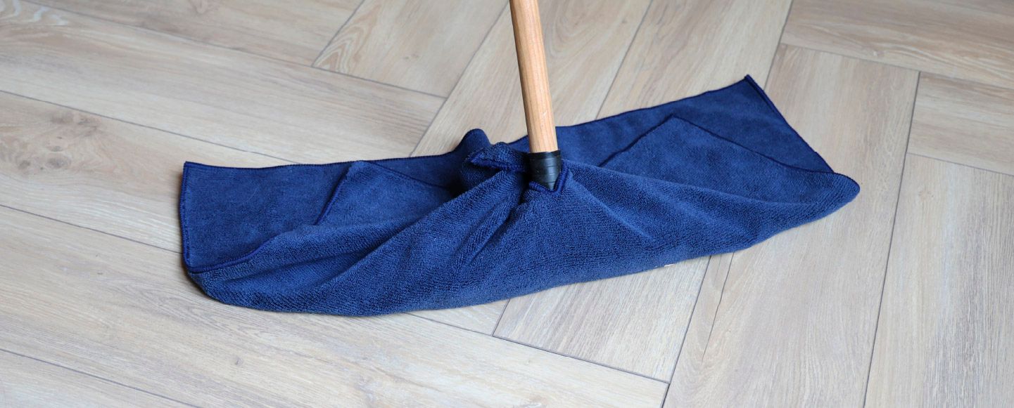 Un balai avec une microfibre