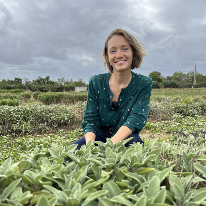 Laurine Atticus au milieu de plantes