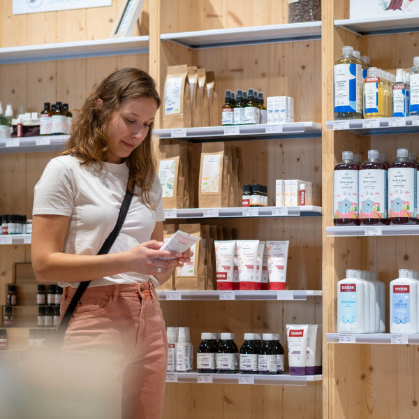 Une cliente à la boutique Odyssée Nature