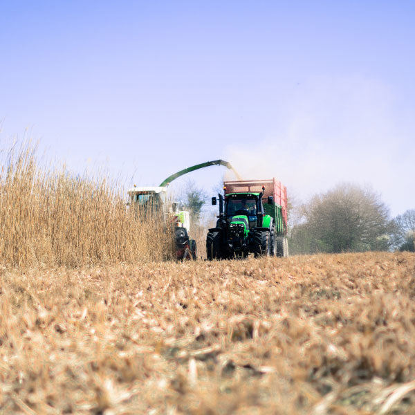 Un tracteur en train d'extraire de la matière pour la formulation de nos produits.