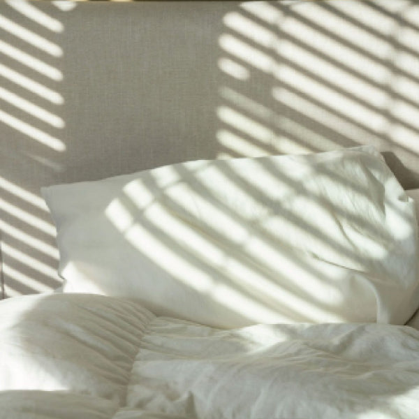 Lit avec drap blanc