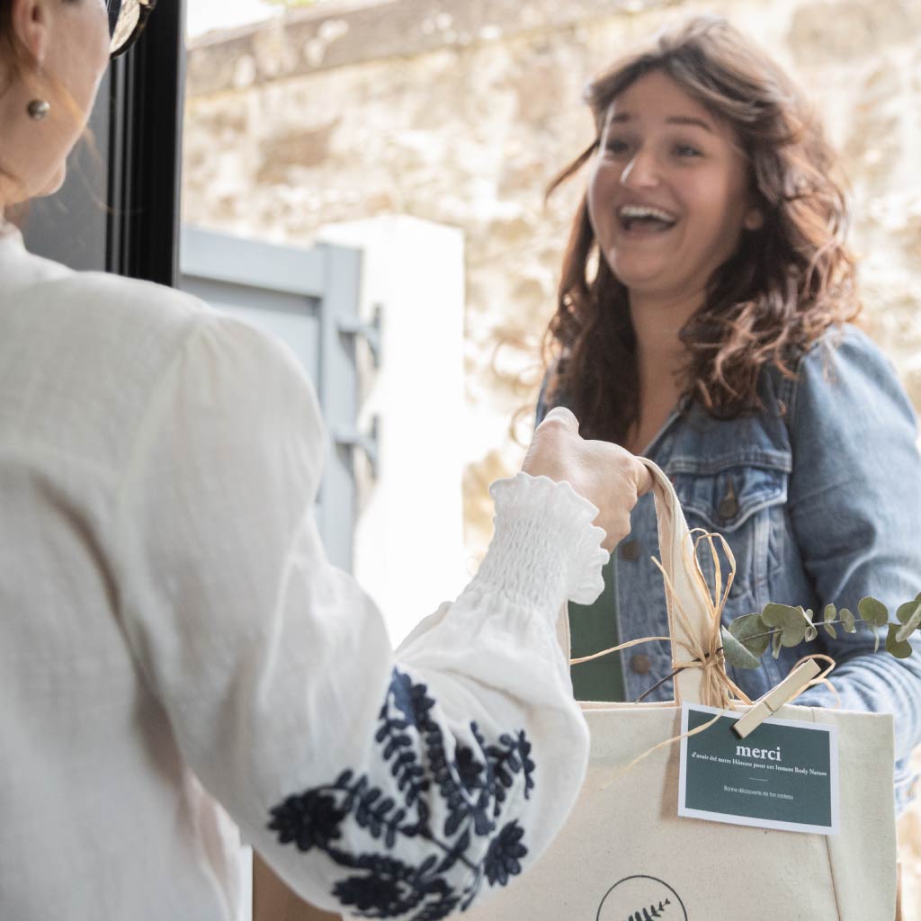 La Conseillère dépose le colis à sa cliente