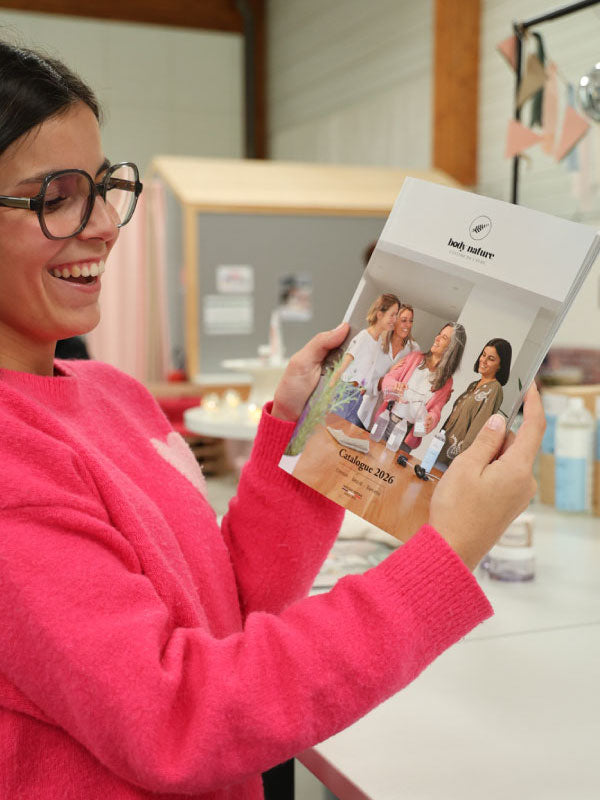 Une femme découvre le catalogue 2026