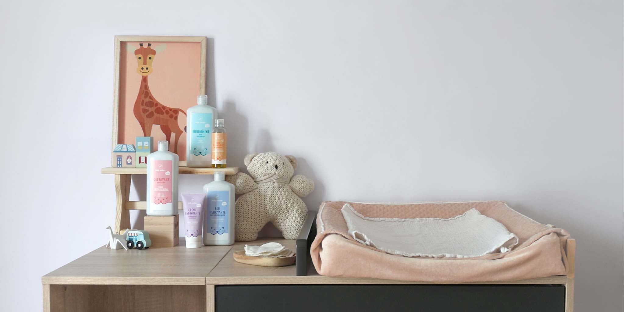 Chambre d'enfant avec produits pour bébé