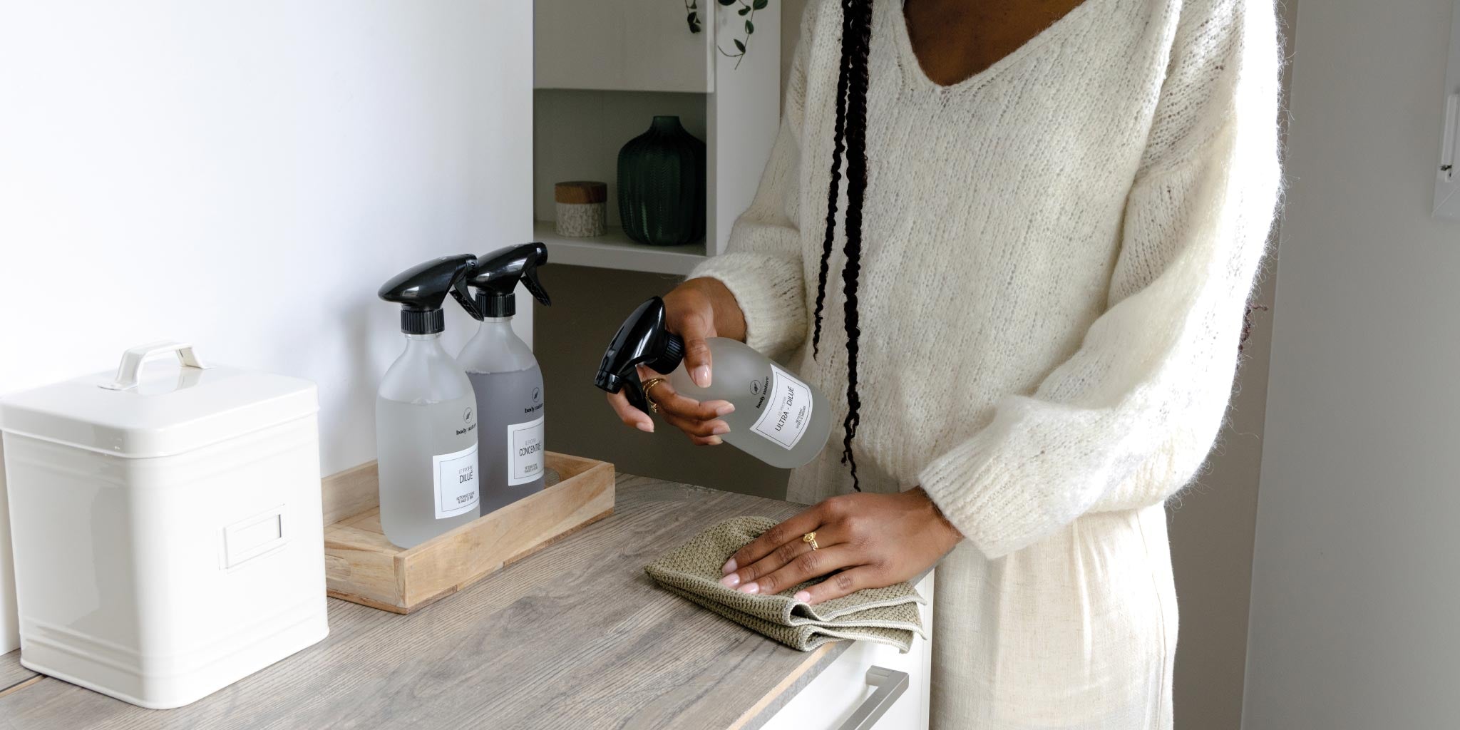 Une femme spray avec la dilution du Propre