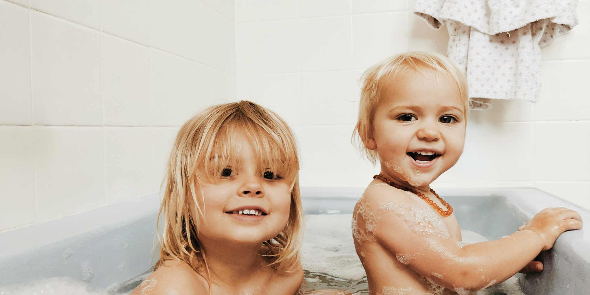 Deux enfants dans leur bain