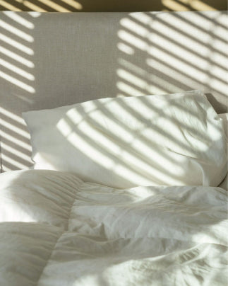Lit avec drap blanc
